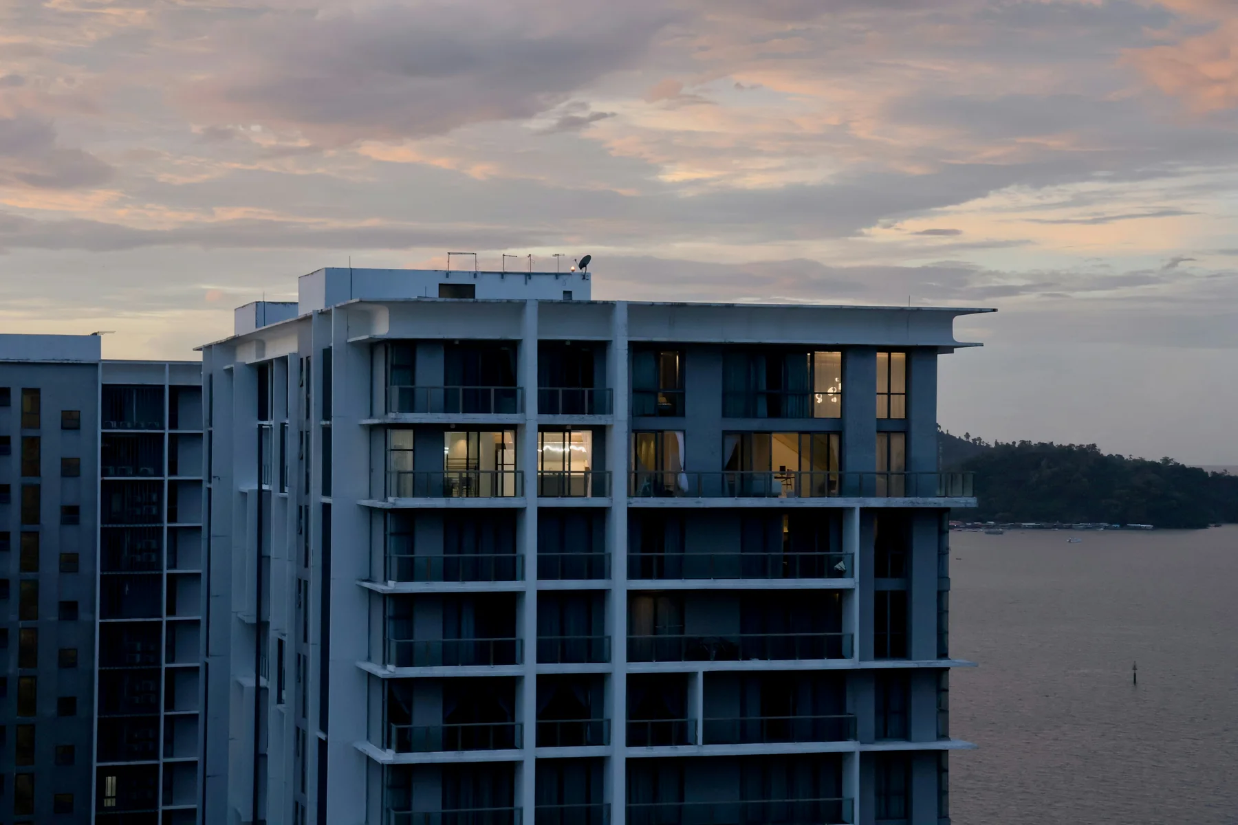Edificio residencial moderno al atardecer