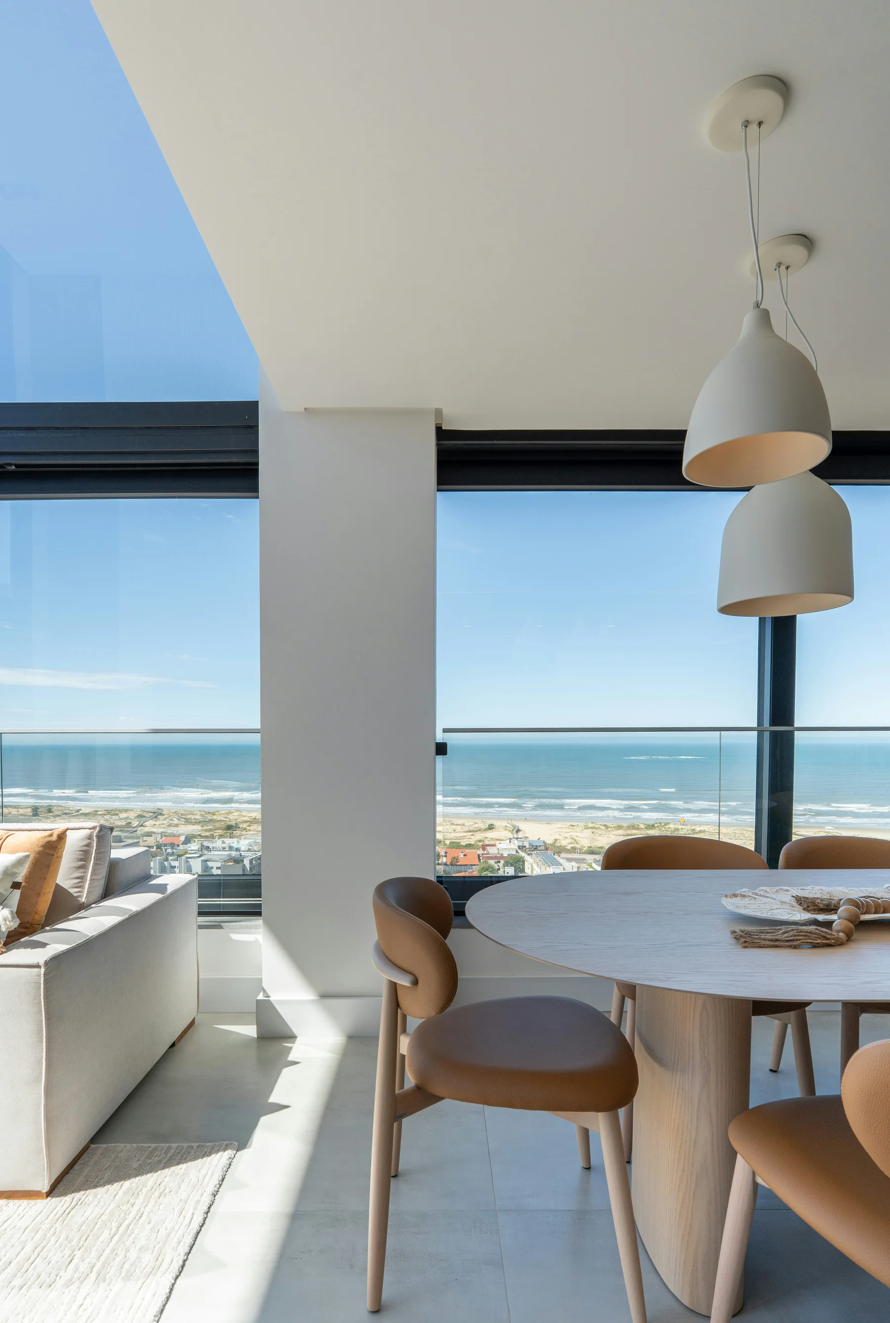 Interior contemporáneo con vista al océano